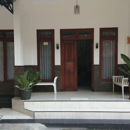 Sayana Homestay Sleman  Zewnętrze zdjęcie
