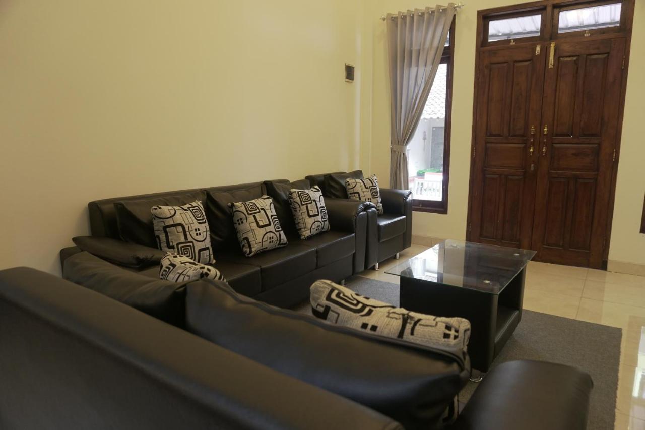 Sayana Homestay Sleman  Zewnętrze zdjęcie